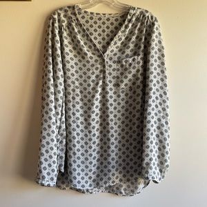 White and blue blouse. Great condition. Size unknown